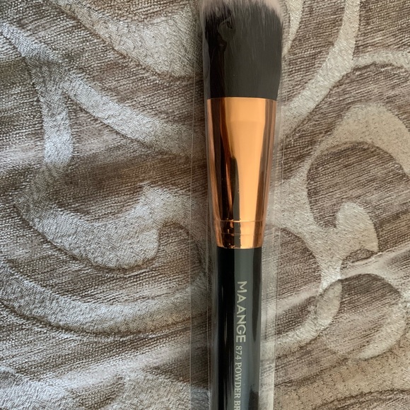 Assorted makeup brushes - Picture 2 of 5